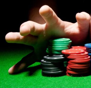 Une main attrappe les jetons de poker