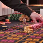 UNe main de croupier à la roulette