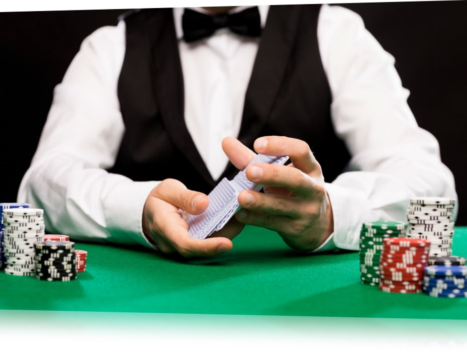 Un croupier qui mélange les cartes