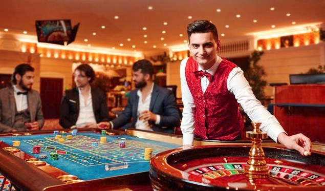 Un croupier en plein travail